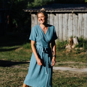 Laru-klänning, omlottklänning i muslin, blå muslinklänning, damklänning i dubbelväv, sommarklänning i bomull, midiklänning i muslin, gravidklänning i muslin bild 8