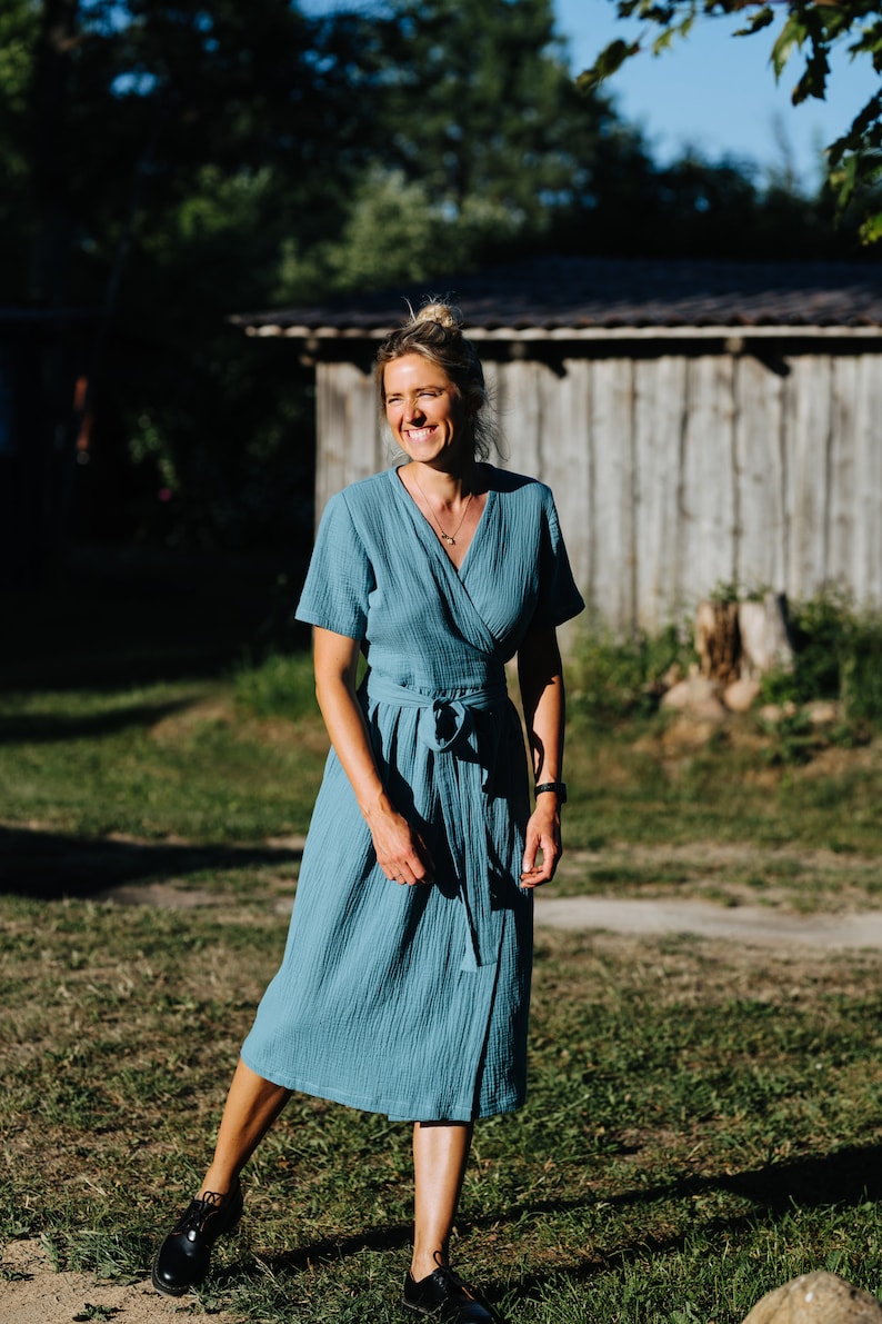 Laru-klänning, omlottklänning i muslin, blå muslinklänning, damklänning i dubbelväv, sommarklänning i bomull, midiklänning i muslin, gravidklänning i muslin bild 8