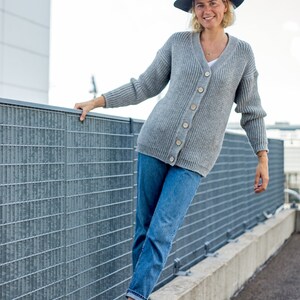 Cardigan da donna in lana e alpaca lavorato a mano, con apertura frontale. immagine 2
