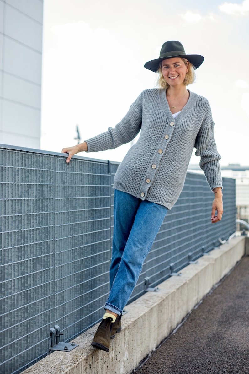 Cardigan da donna in lana e alpaca lavorato a mano, con apertura frontale. immagine 2