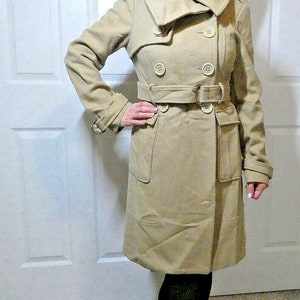 Vintage bebe Wool Trench Coat Size M Light Brown Lambswool Stay Dry Warm Classic Beige Double Breasted Buttons Belt Pockets Lined