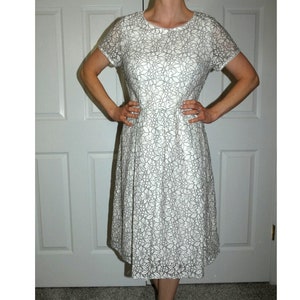 White Floral Dress British Vintage Embroidered Lace Summer Wear Modest Church Wedding Party Rehearsal dinner NWT Size UK 12 = US 8