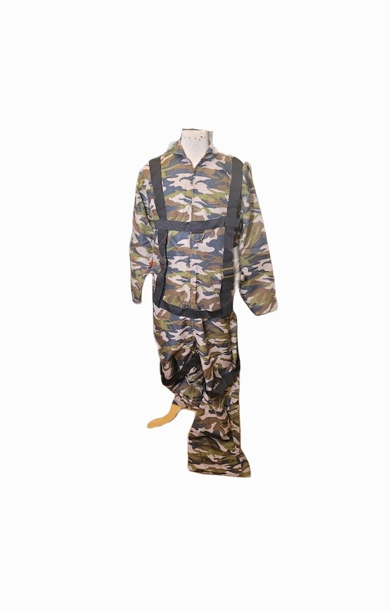 フライトスーツと金属製バックル付きハーネスを備えた男性用 XL 空挺 