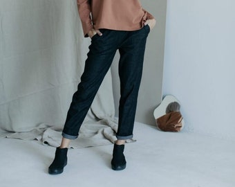 Minimalistische dünne schwarze Baumwolljeans mit elastischer Taille modern und bequem