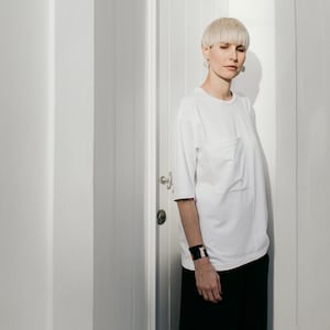 Minimalistisches oversized T-Shirt aus weißer Baumwolle mit großer Tasche