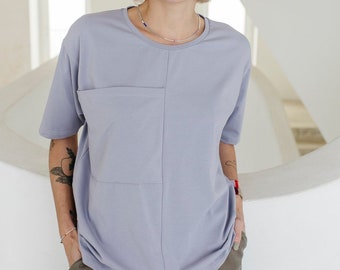 Minimalistisches grau-fliederfarbenes Oversize-T-Shirt aus Baumwolle mit einer großen Tasche ALVA