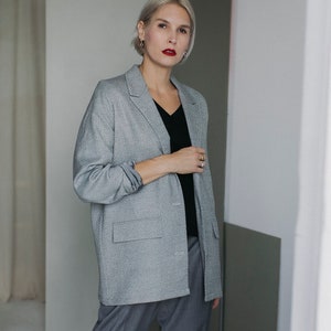 Grijs minimalistisch wollen jas natuurlijk pak comfortabel moderne kantoorstijl OXI afbeelding 2