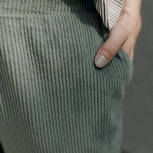 Sage green corduroy wide minimalistic pants comfortable trousers WEEKEND zdjęcie 6