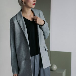 Giacca di lana minimalista grigia abito naturale comodo stile ufficio moderno OXI immagine 1