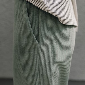 Sage green corduroy wide minimalistic pants comfortable trousers WEEKEND zdjęcie 7