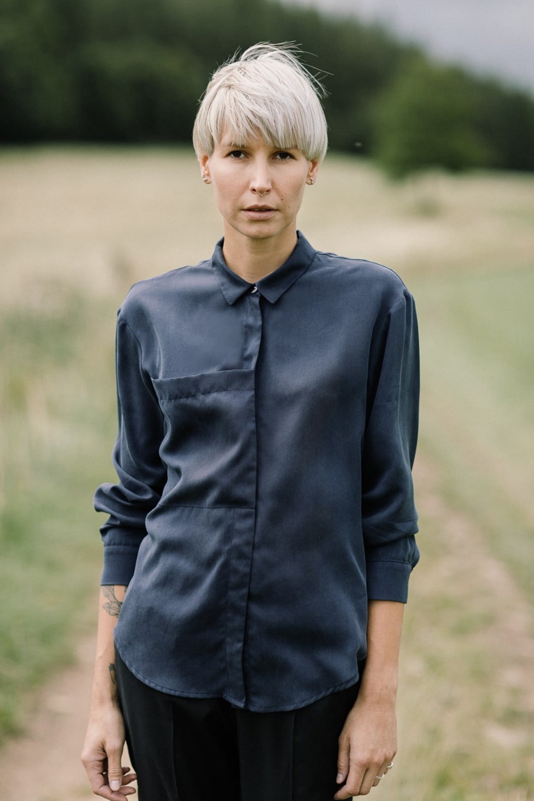 Camicia minimalista con collo lyocell blu navy Italia