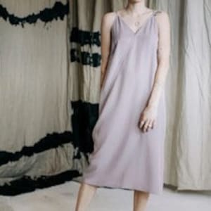 Vestido de Lyocell Rosa: Vestido de Verão Midi em Tencel Minimalista RIO