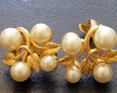 Marvella Grape Vine Earrings, Wedding Earrings, Matted Gold, Mint Condition Marvella Clip Ons, Marvella Jewelry, Faux Pearl on Vine Earrings