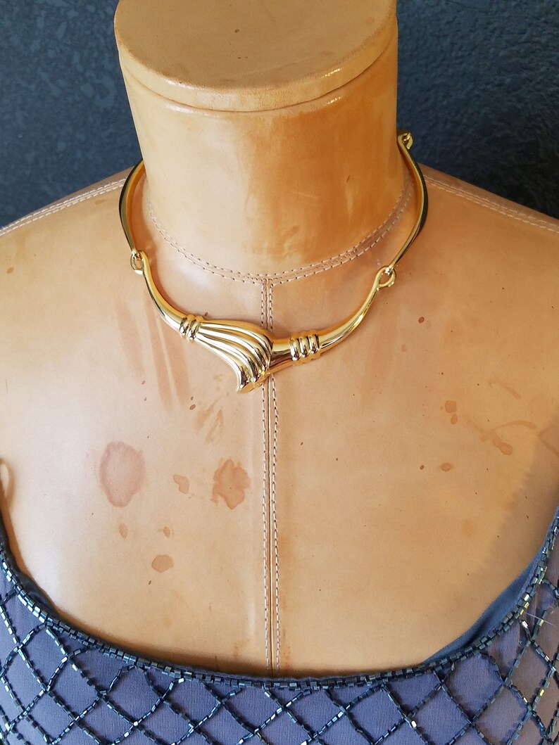 Runway Gift Vintage Gold Tone Statement Choker Sweeping Curved Design Concave Back Smooth /& Textured Finish Chunky Middle Hook Clasp
