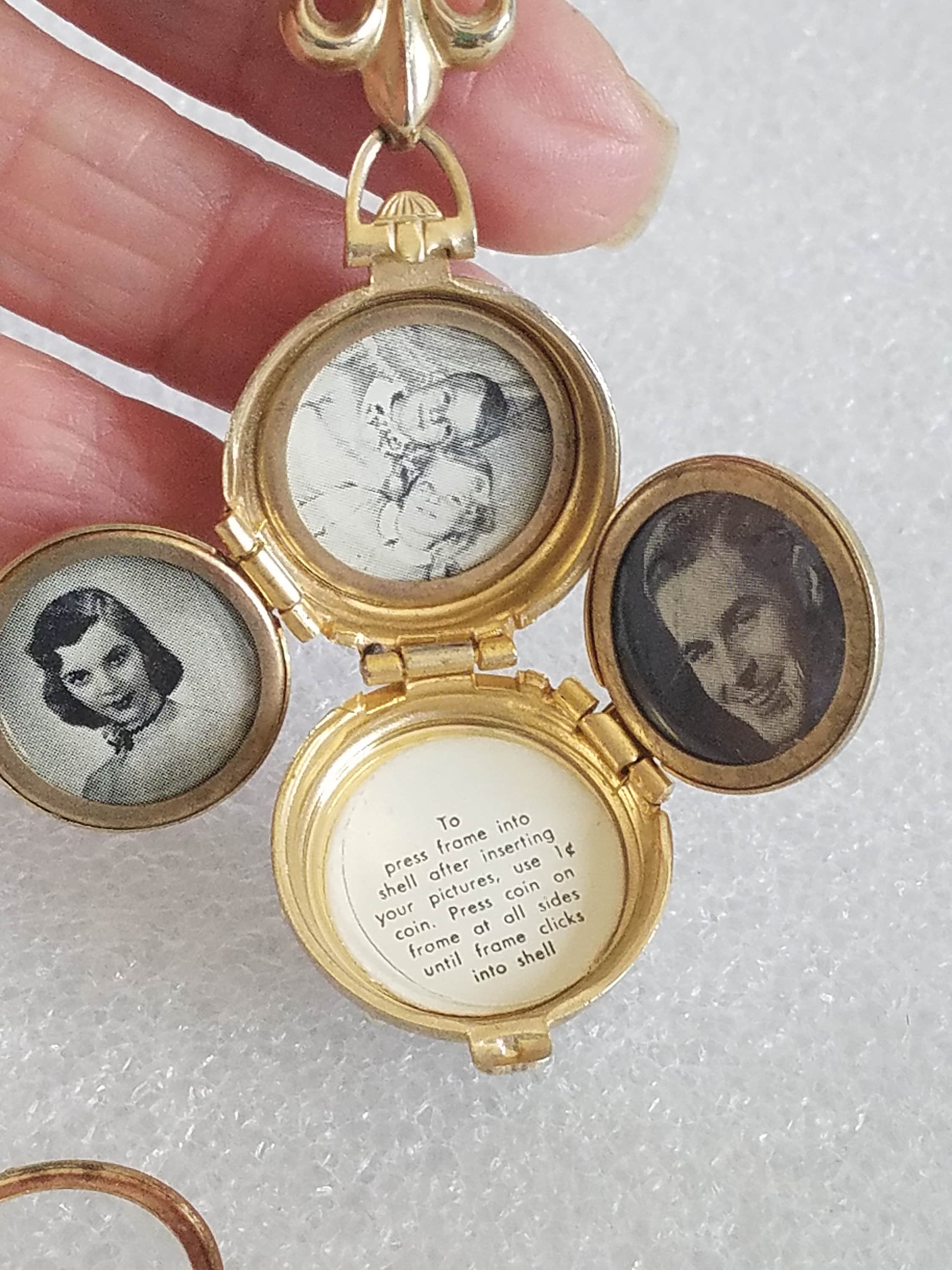 Coro Pegasus ロケットブローチ　ヴィンテージ Vintage CORO PEGASUS Gold Plate Leaf Brooch Earring Set - Etsy Canada