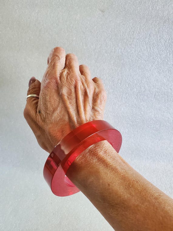 1970's Raspberry Lucite Bangle: The Mods - image 5