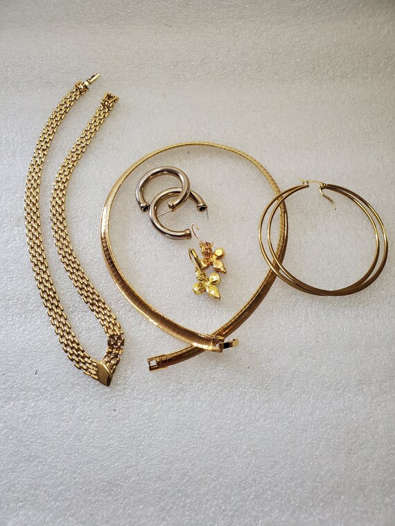 Vintage Lot of Gold Tone Jewelry At Total of 5 Pi… - image 9