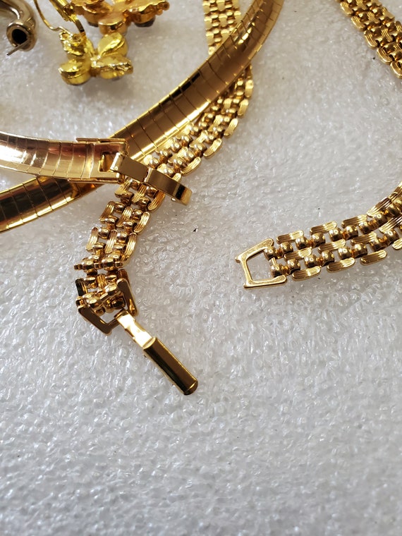 Vintage Lot of Gold Tone Jewelry At Total of 5 Pi… - image 3