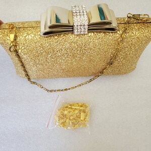 Bolso de mano de noche vintage de Damara con purpurina dorada y estuche rígido con 2 cadenas cortas y largas incluidas ¿Estás lista para las fiestas?