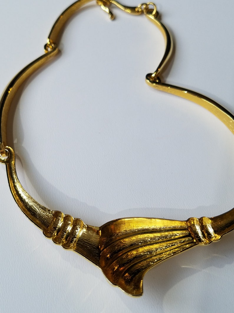 Runway Gift Vintage Gold Tone Statement Choker Sweeping Curved Design Concave Back Smooth /& Textured Finish Chunky Middle Hook Clasp