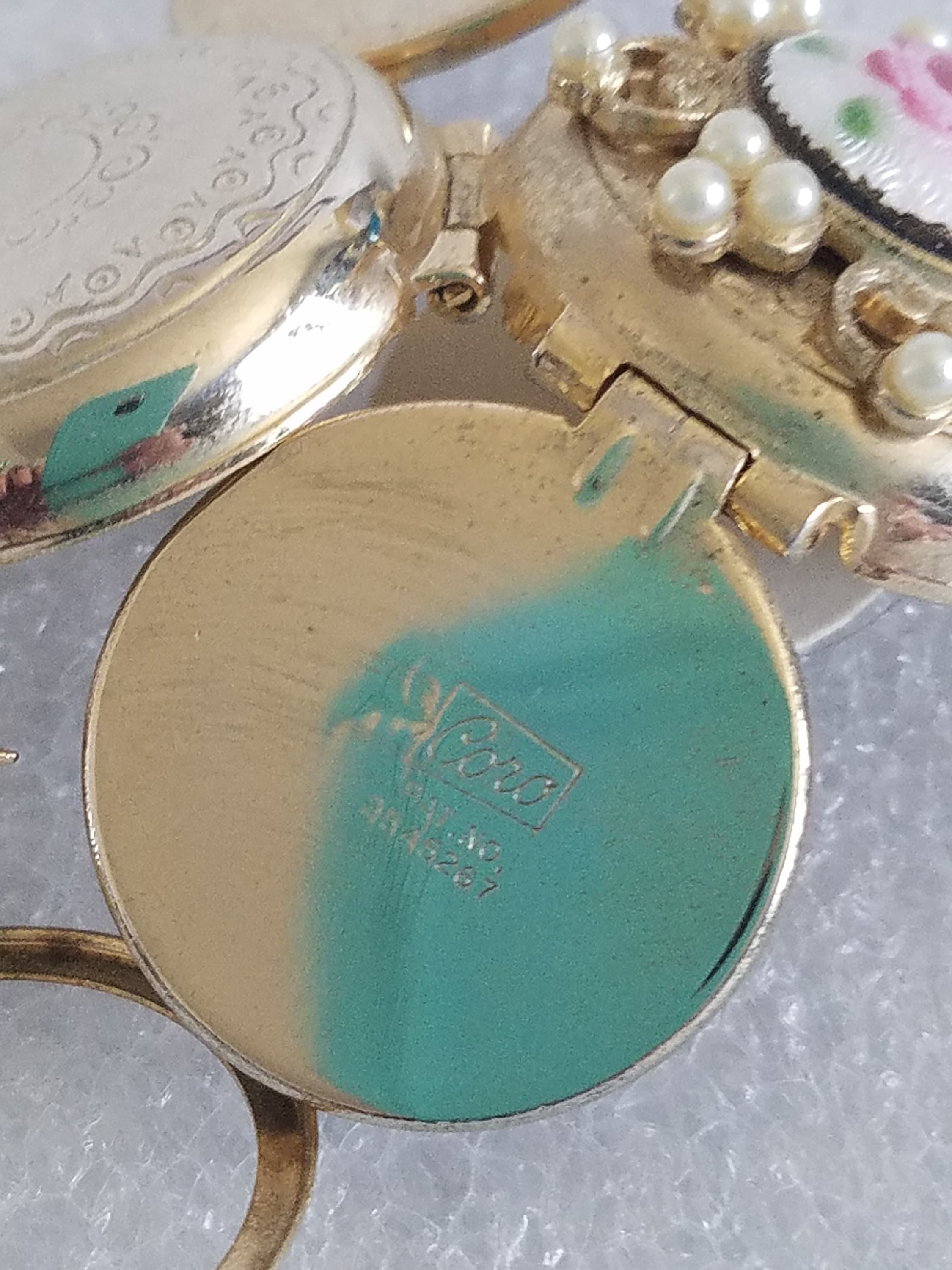 Coro Pegasus ロケットブローチ　ヴィンテージ Vintage CORO PEGASUS Gold Plate Leaf Brooch Earring Set - Etsy Canada