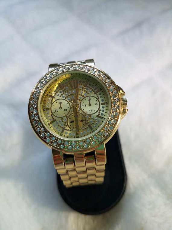 Grosse montre ronde pour femme en métal avec bracelet en métal FMN avec 3  cadrans et une nouvelle pile qui fonctionne très bien -  France