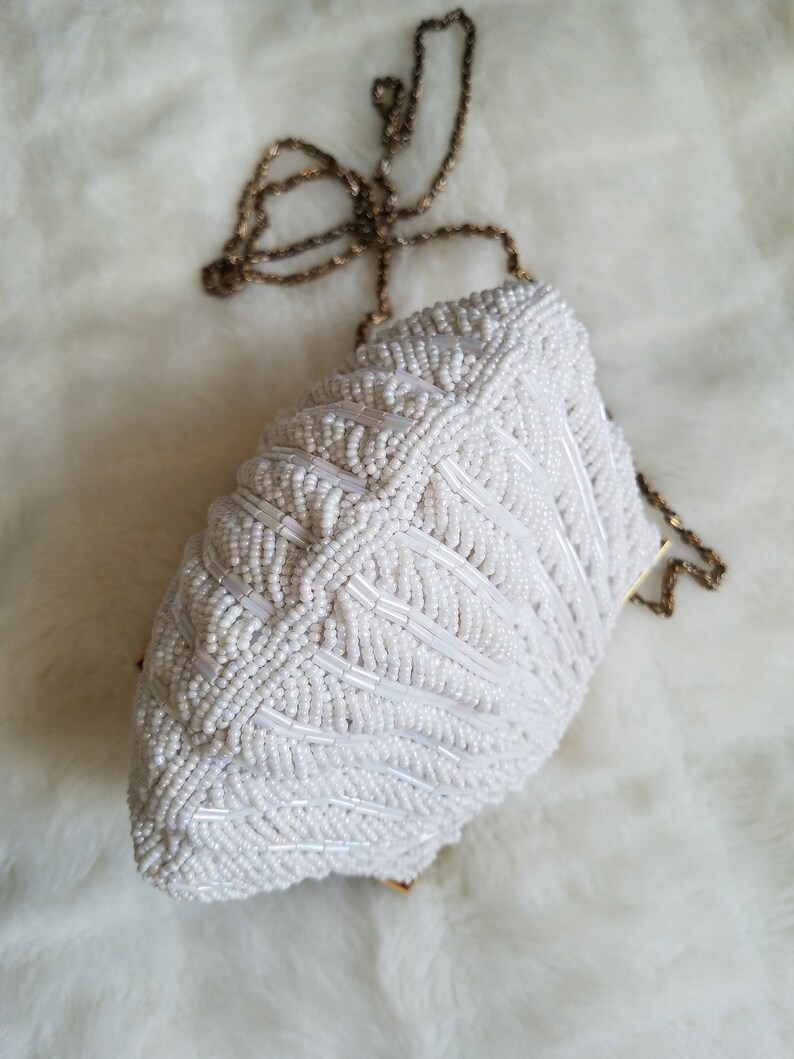 Wedding Kiss Clasp Hand Beaded 1950/'s Hand Made Purse Gold Tone Hardware Elegant White Glass Bead Evening Bag Clam Shell Shaped Prom