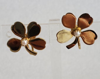 10K Gold 4 Leaf Clover With Real Pearl Screw Back Earrings For Saint Patrick&#39;s Day And The Luck of The Irish