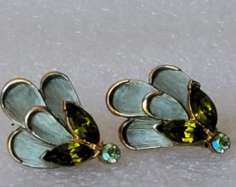 Pendientes de clip con motivo floral de esmalte color salvia de la década de 1960: oro cepillado y aurora boreal.