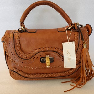 Cartera vintage con solapa bohemia marrón bronceado con cierre giratorio de bambú, borlas largas y mango de 1 brazo