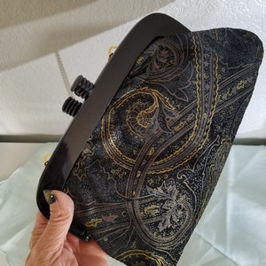 Bolso De Mano "Deposito" Hecho En Italia Con Cadena Larga De Eslabones En Tono Dorado Y Marco De Lucite Negro