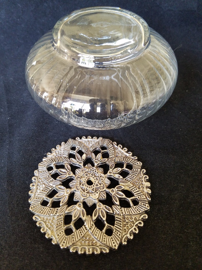 Vintage Flower Within Flower Home Decor,Cut-Out Flower Ornate Textured Surface Ribbed Glass Lidded Flower Potpourri Jar Round Metal Lid