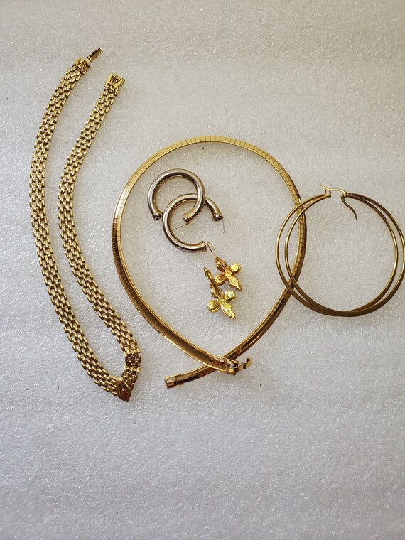 Vintage Lot of Gold Tone Jewelry At Total of 5 Pi… - image 2