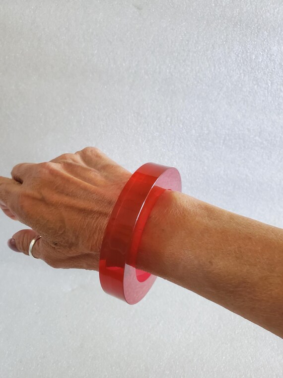 1970's Raspberry Lucite Bangle: The Mods - image 4