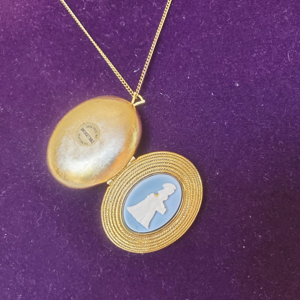 Avon Honor Award President's Campaign 1966 Oval Cameo Locket Mrs. Albee No Perfume With Chain