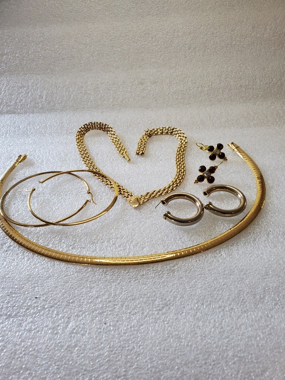 Vintage Lot of Gold Tone Jewelry At Total of 5 Pi… - image 4