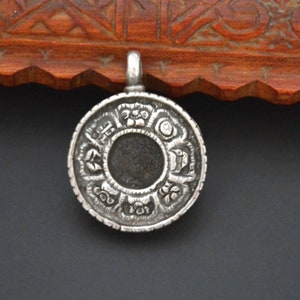 Nepali Resin Silver Pendant with Repoussee Setting - Nepal Jewelry - Nepal Pendant - Nepali Jewelry - Ethnic Pendant - Ethnic Jewelry