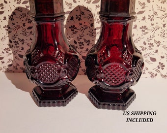 Saleros y pimenteros Dos pares Avon Cape Cod 1876 Ruby Red Glass 1970s Vintage ENVÍO GRATIS