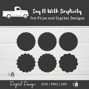 Puede incluir: Un diseño digital con seis círculos negros con bordes festoneados sobre un fondo blanco con vetas de madera. El diseño incluye una ilustración de camión blanco y el texto "Say It With Simplicity" y "Cut Files and Digital Designs". La parte inferior de la imagen dice "Digital Design" y "SVG | PNG | DXF".
