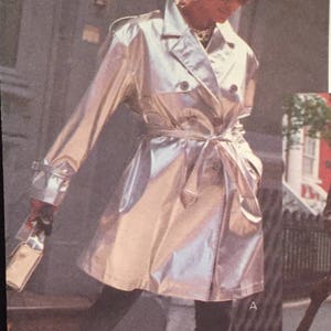 以下が含まれることがあります： ヴォーグスポーツの縫製パターン番号8263は、トレンチコート用です。このパターンには、シルバーとブラウンの2つの異なるスタイルが含まれています。このパターンは、サイズ12-14-16用です。