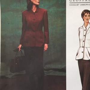 Puede incluir: Un patrón de costura para una chaqueta y una falda. El patrón es de Geoffrey Beene, un diseñador estadounidense de Vogue. El número de patrón es 2700 y las tallas son 8, 10 y 12.