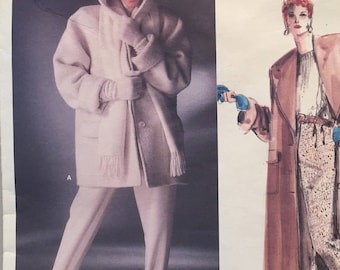 Puede incluir: Patrón de costura Vogue Patterns Paris Original con diseños de Christian Dior. El patrón incluye ilustraciones de un abrigo con capucha, pantalones y un abrigo largo. El número de patrón es 1637.