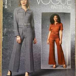 Puede incluir: Patrón de costura Vogue Patterns para un mono con dos estilos diferentes. El patrón es para las tallas B5 (10-12-14-16). El primer estilo es un mono a cuadros blanco y negro con manga larga y cinturón. El segundo estilo es un mono marrón con manga corta y cinturón.