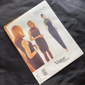 Puede incluir: Patrón de costura Vogue Patterns para un vestido diseñado por Vera Wang, diseñadora estadounidense de Vogue. El número del patrón es 1585. El patrón muestra dos modelos con vestidos negros.