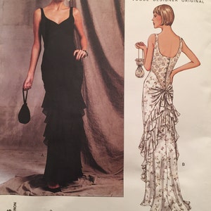 Vogue Designer Original Belville Sassoon Floor Abend- / Hochzeitskleid mit geknöpftem, geschnürtem Rücken und Rüschen 1920er Look Größe 8-10-12 Muster 2606