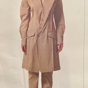 SÄLLSYNT Vogue Designer Issey Miyake fodrad jacka/kappa med fickor, sömmar och avsmalnande benbyxor, konturmidja storlek 10 Mönster 2292