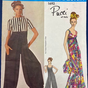 Puede incluir: Patrón de diseño Vogue Couturier número 1692 de Pucci de Italia. El patrón presenta dos estilos diferentes de monos. Uno es un top de rayas blancas y negras con pantalones negros. El otro es un mono estampado de colores con un diseño geométrico.