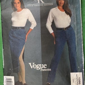 Puede incluir: Patrón de costura Vogue Patterns con diseños de Calvin Klein Jeans. El patrón incluye una falda vaquera y unos vaqueros, con una parte superior de manga larga. La talla del patrón es 4-6-8. Los logotipos de Vogue y Calvin Klein Jeans son visibles.