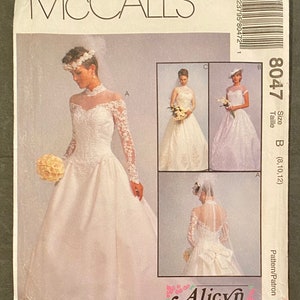 Puede incluir: Un patrón de costura McCall's con vestidos de novia. La imagen principal muestra un vestido de novia blanco con mangas de encaje y cuello alto. Se muestran diseños de vestidos adicionales en imágenes más pequeñas. El patrón incluye el texto "PETITE-ABLE" y "Alicyn EXCLUSIVES".