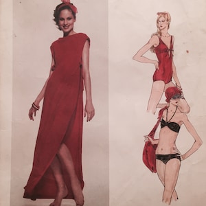 Puede incluir: Un patrón de costura vintage para un vestido rojo y un traje de baño rojo con un top y una parte inferior de bikini negros. El patrón es de Vogue American Designer y es para la talla 16.55.